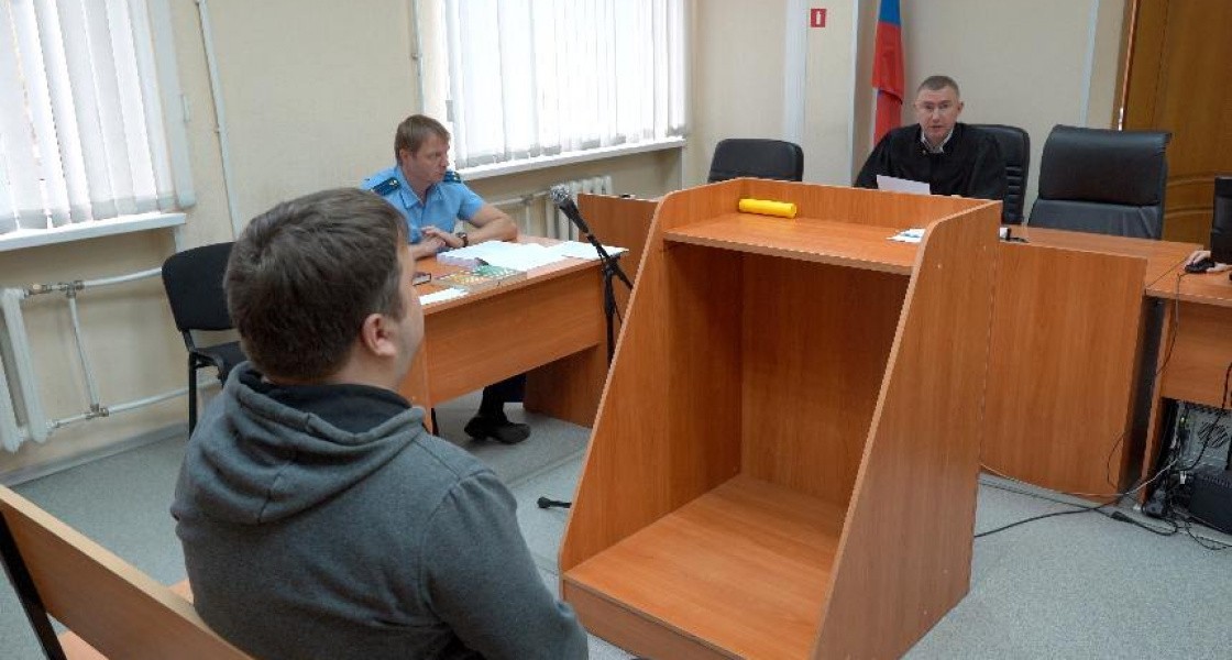 В Нижневартовске прошло первое слушание врача-взяточника из призывной комиссии