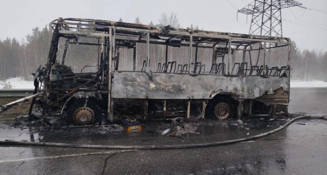 Вахтовый автобус сгорел до тла на трассе Нижневартовск - Стрежевой