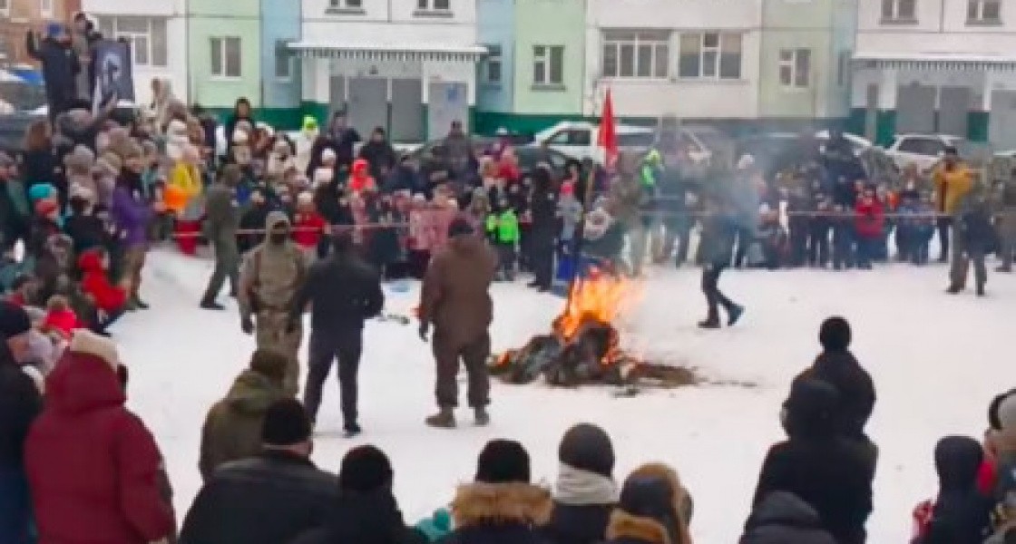 В одном из дворов Нижневартовска проводили зиму с сожжением чучела