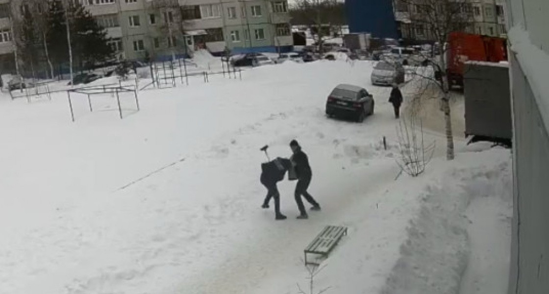 Житель Нижневартовска подрался с приезжим водителем из-за парковки под окнами