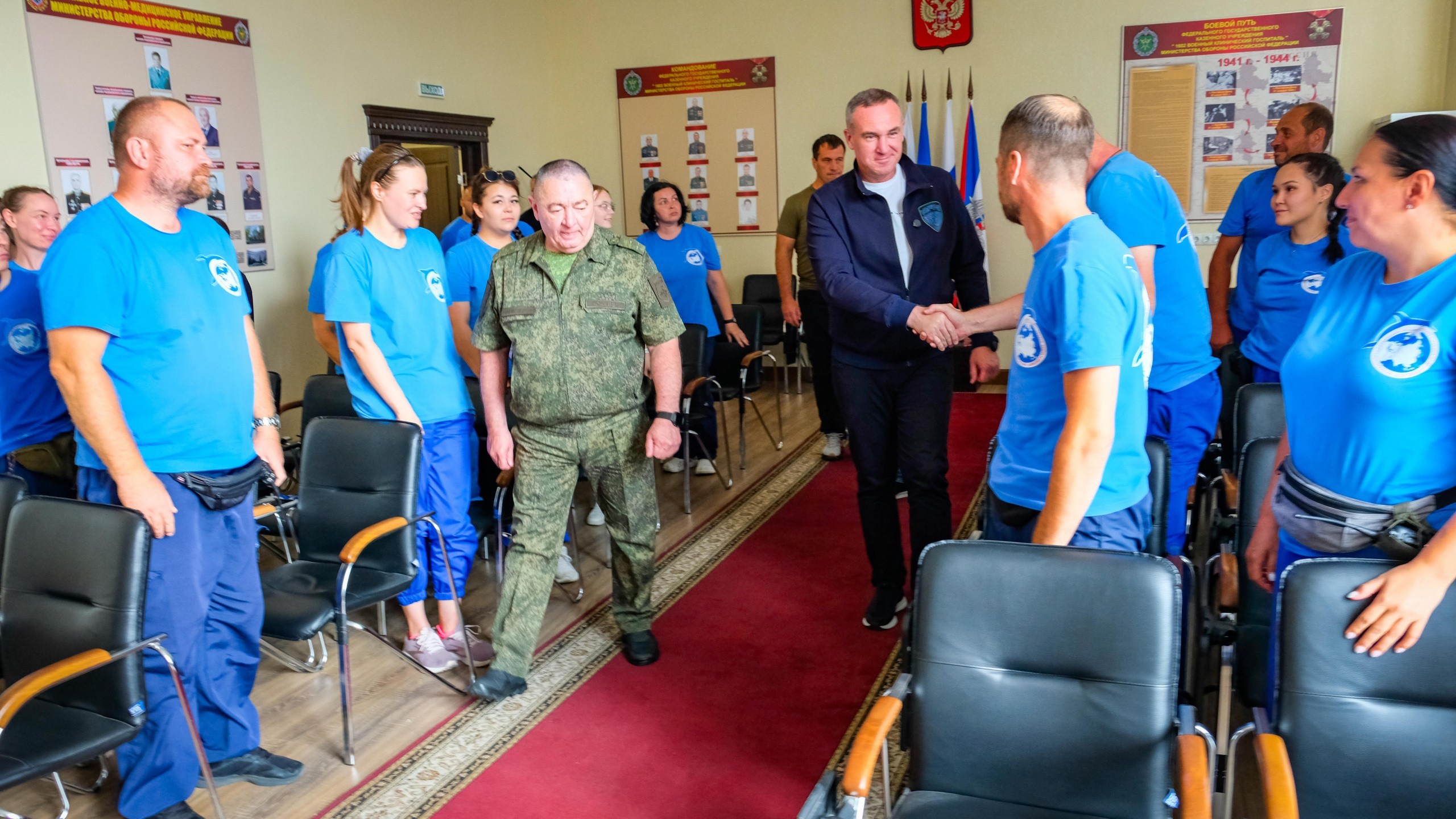 Губернатор ХМАО Руслан Кухарук посетил военный госпиталь в Ростове-на-Дону