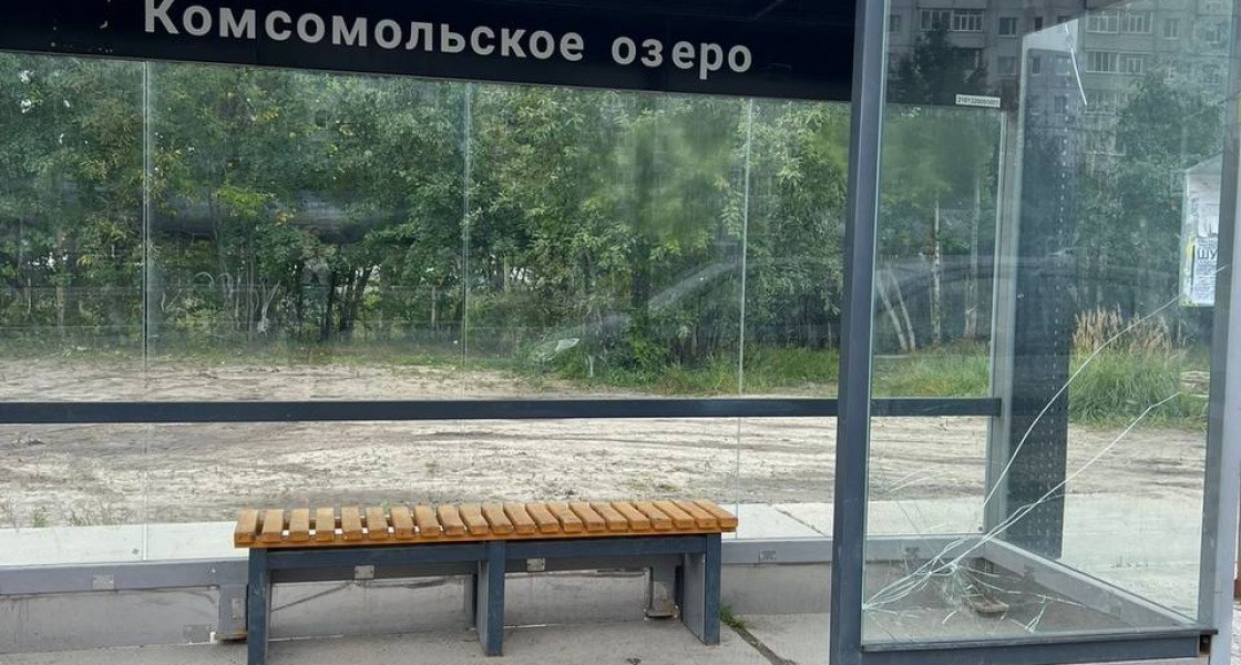 В Нижневартовске орудует банда крушителей автобусных остановок