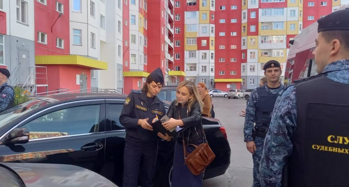В Нижневартовске судебные приставы забрали шестерых детей у пьющей матери