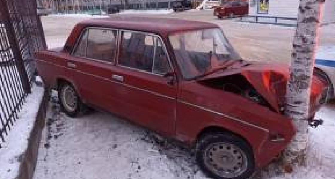 В Нижневартовске подростки угнали машину и попали в ДТП