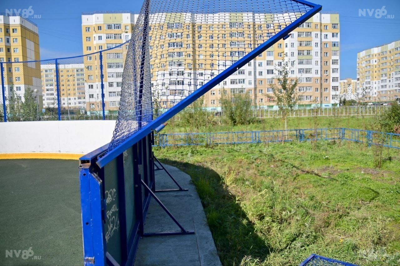 В Нижневартовске вандалы выломали ворота стадиона. ФОТО