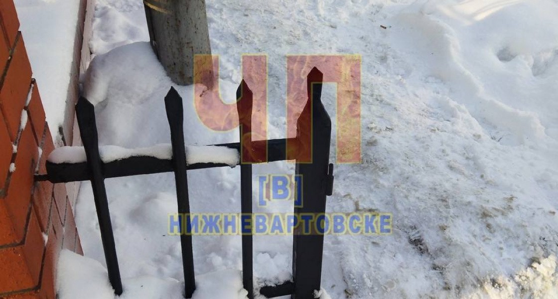 Жители Нижневартовска боятся разбить голову на пешеходной тропе у банка
