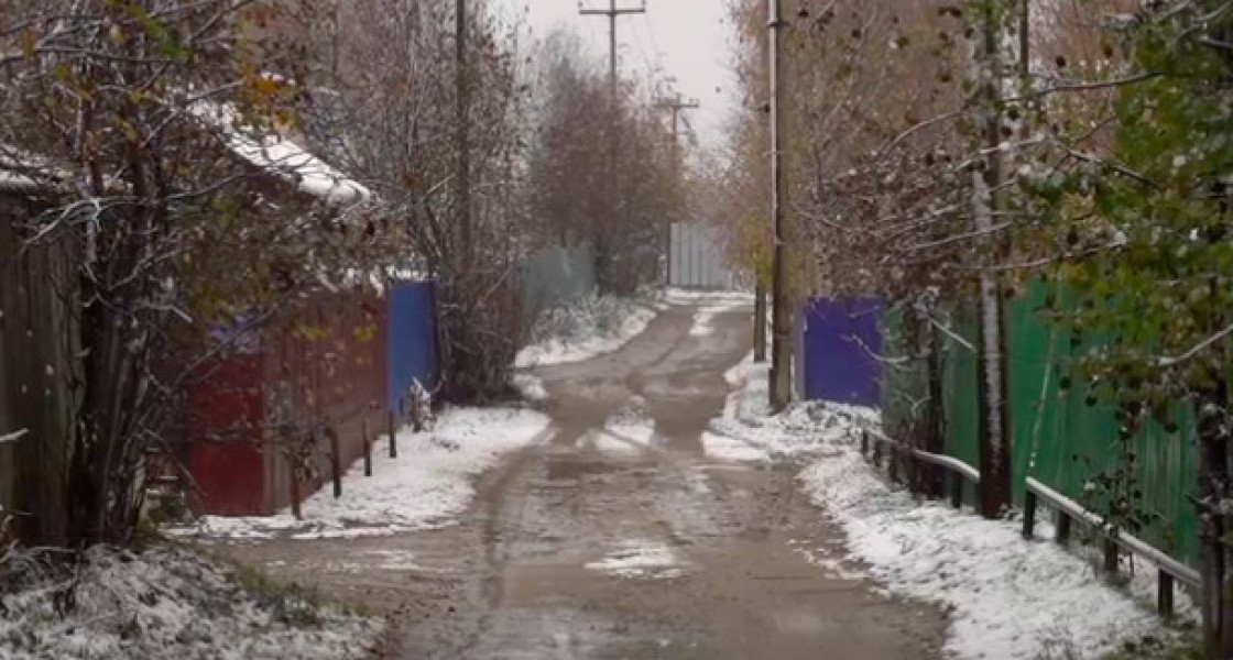 Жители Нижневартовска пожаловались депутатам на разбитую дорогу к дачам у кладбища