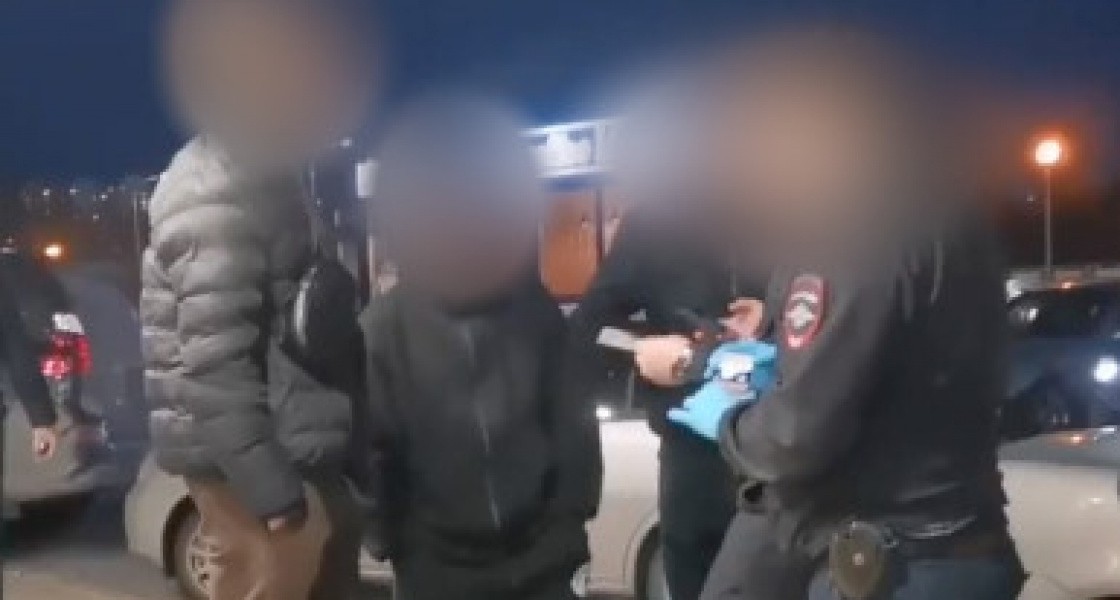 В Нижневартовске компания попыталась скинуть наркотики на глазах у полицейских