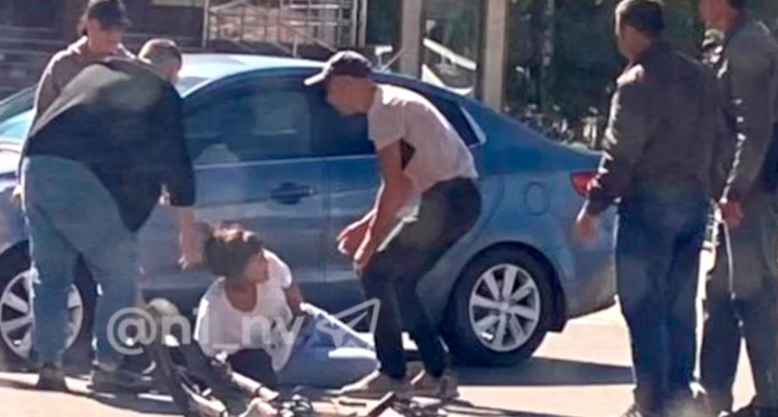 В Нижневартовске велосипедистка врезалась в автомобиль. ВИДЕО