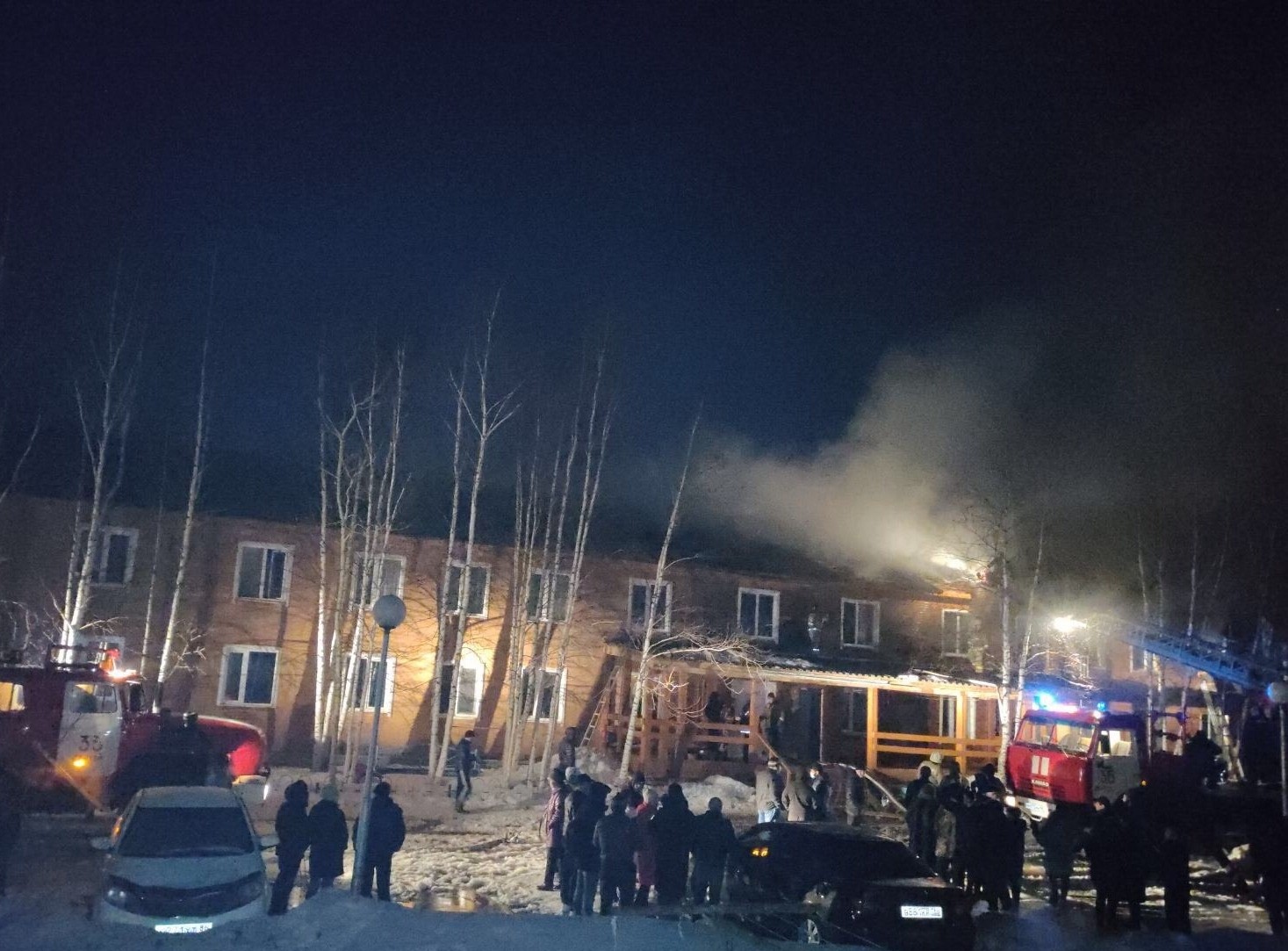 Пожарные спасли пятерых югорчан из горящего дома