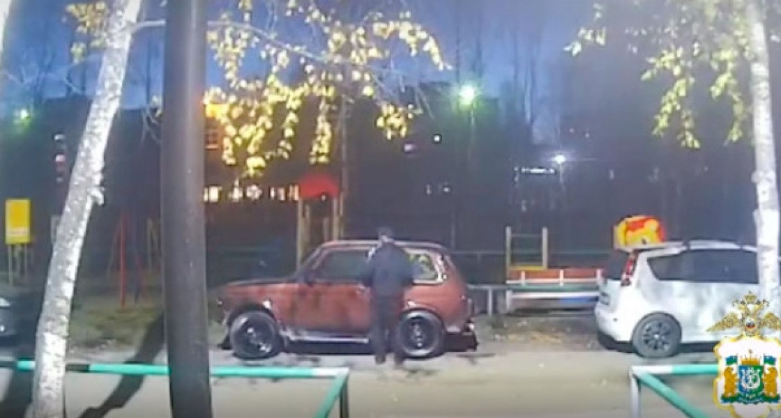 В Нижневартовске угонщик бросил украденный автомобиль после того, как пробил колесо