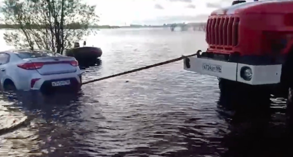 В Нижневартовске из-за резкого подъема воды утонул автомобиль