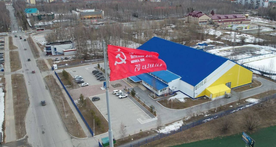На главную стелу Нижневартовска подняли точную копию легендарного Знамени Победы над Рейхстагом