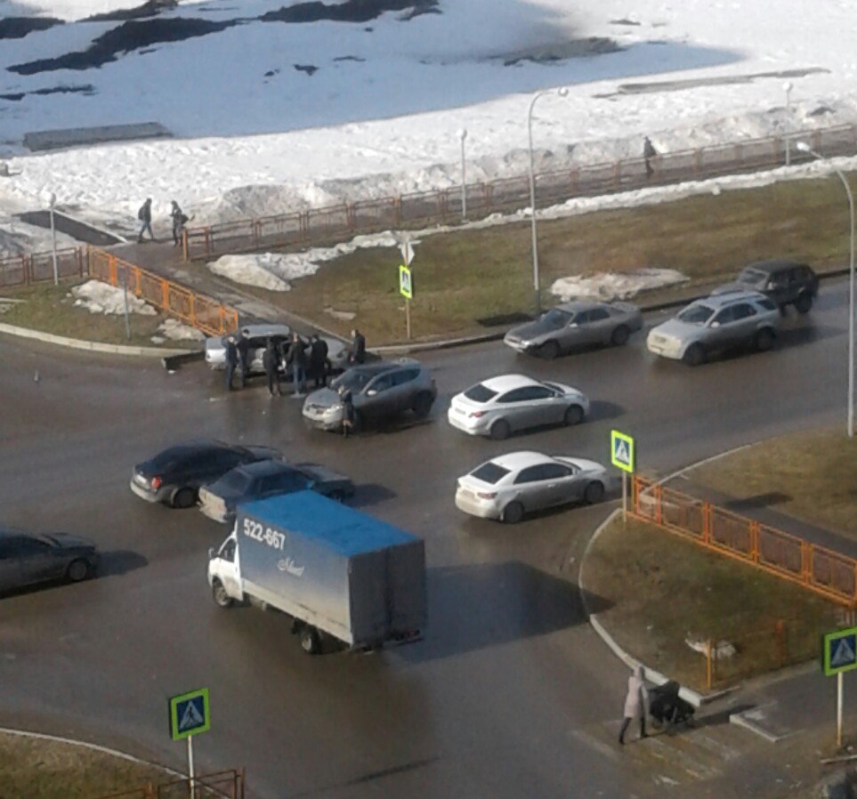 В Нижневартовске две девушки попали под колеса автомобиля