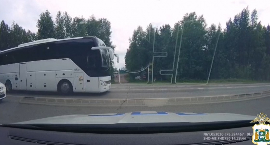 На трассе сняли с рейса пьяного водителя автобуса, который вез из Нижневартовска 30 пассажиров