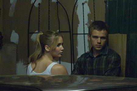 Дом в конце улицы (2012)