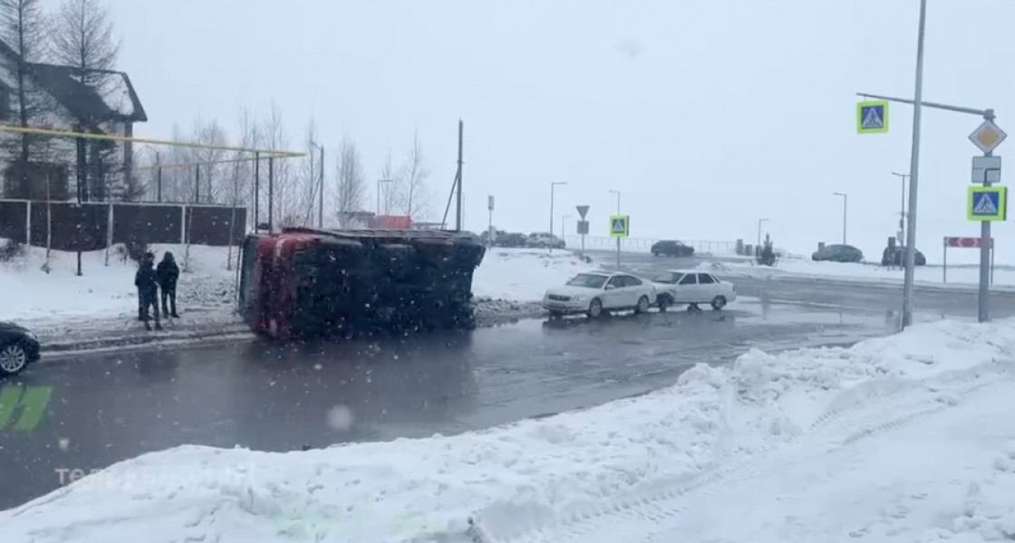 В Нижневартовске на набережной завалился на бок одинокий грузовик
