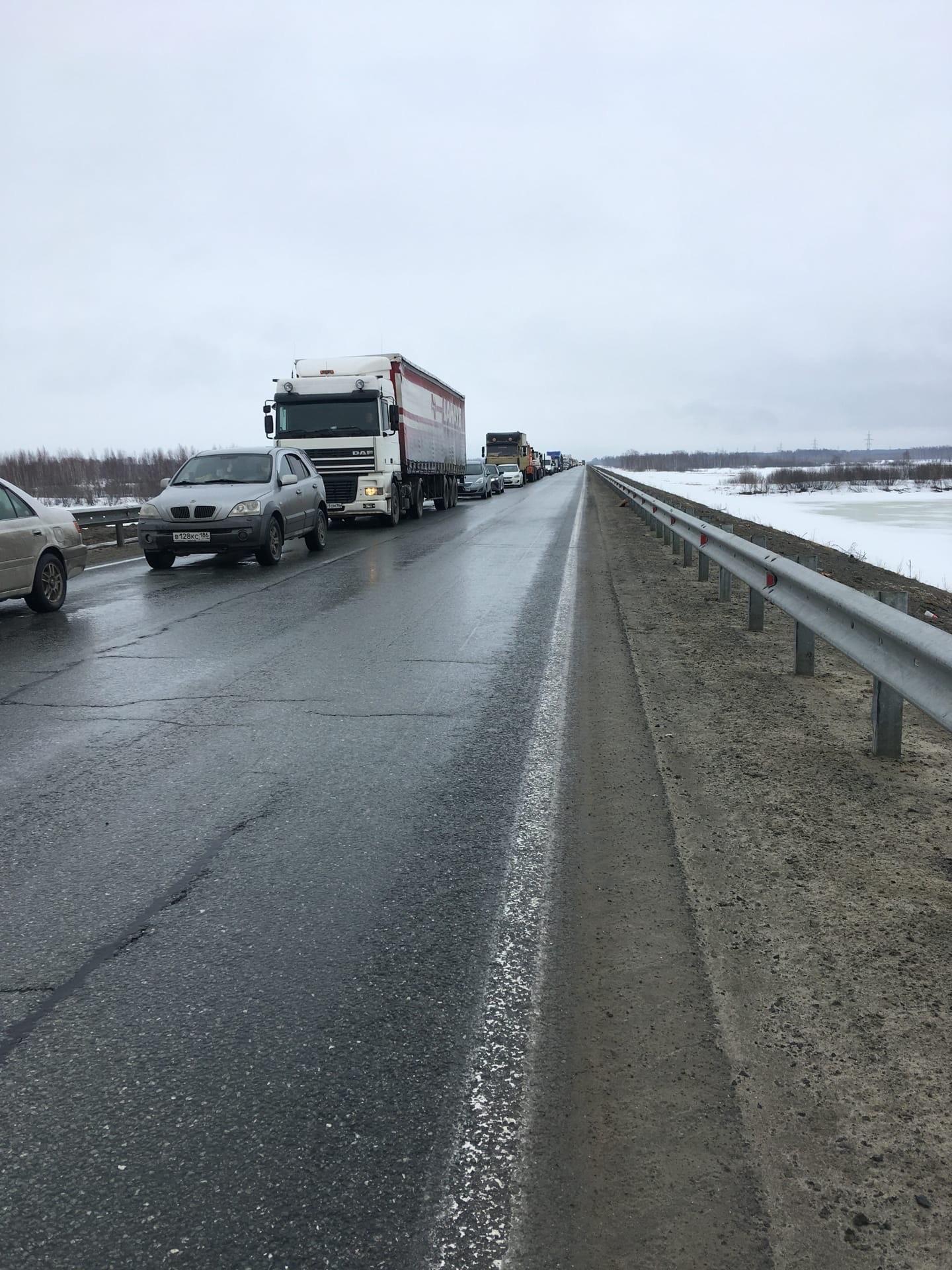 КПП на въезде в Нижневартовск спровоцировали пробки. Комментарии водителей