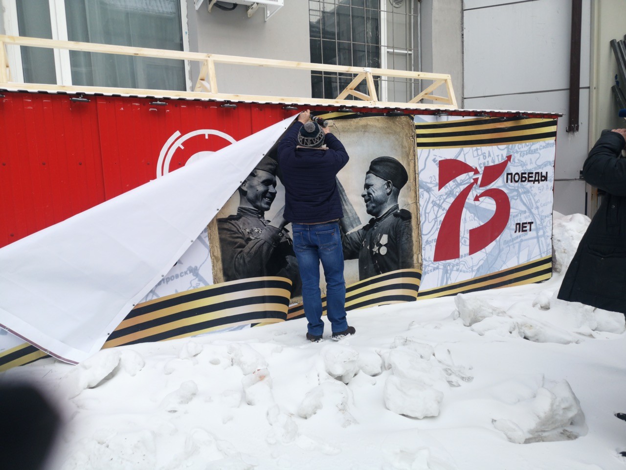 «75 рублей за литр». В Сургуте алкомаркет рекламировал спиртное, используя символику ВОВ