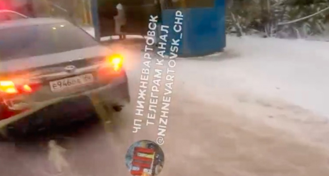 В Нижневартовске на пешеходном переходе сбили молодую девушку