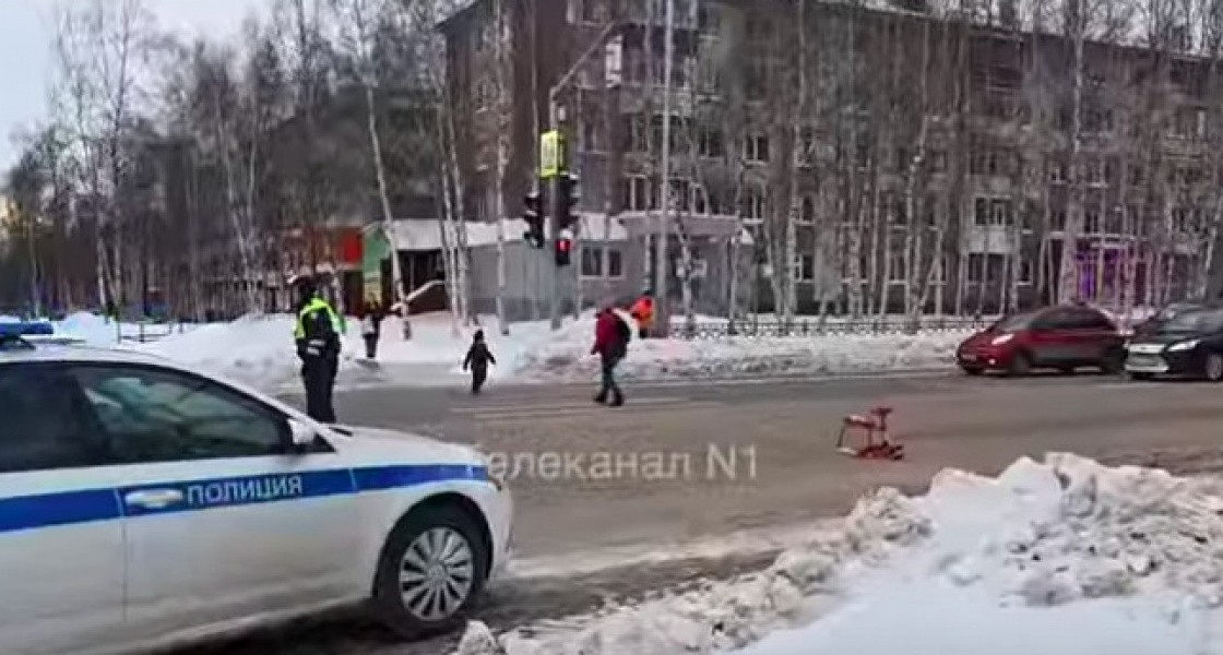 В Нижневартовске девушка потеряла ребенка, которого везла на снегокате. ВИДЕО