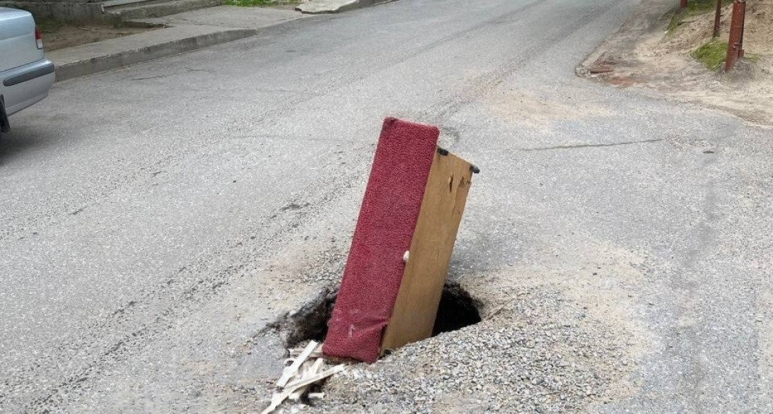 В ХМАО латают ямы на дороге старой мебелью