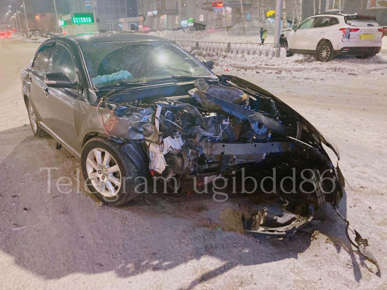 В Нижневартовске в ДТП на перекрестке с запрещенным поворотом налево пострадали четыре человека