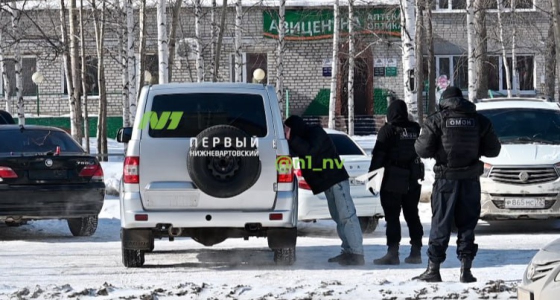 В центре Нижневартовска ОМОН задержал двоих человек. ВИДЕО