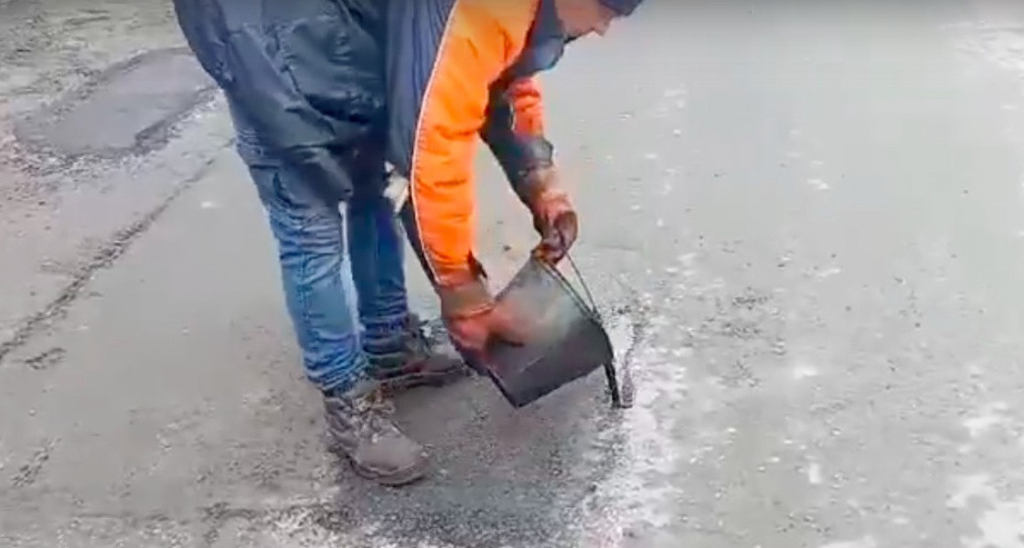 В Нижневартовске приступили к аварийному ремонту разбитых после зимы дорог