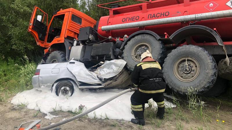 В Югре легковушка залетела под бензовоз. Погибли трое