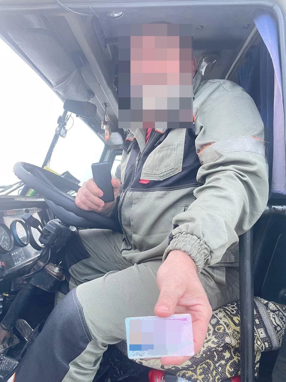 На трассе под Нижневартовском поймали нелегального мигранта с поддельными правами