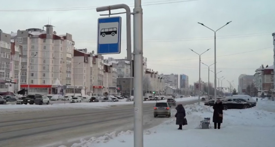 Жители Нижневартовска в метель ждут автобусы на остановках без павильонов