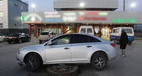 В ХМАО пьяный мигрант угнал из автосервиса две машины, чтобы съездить в магазин