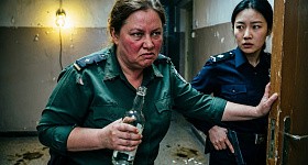 В Нижневартовске суд вынес приговор бывшей тюремщице, которая избила бутылкой участковую