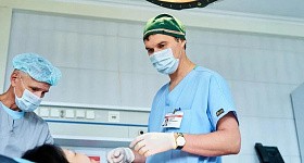 Врачи в ХМАО первыми в стране восстановили пациенту пищевод из тканей руки