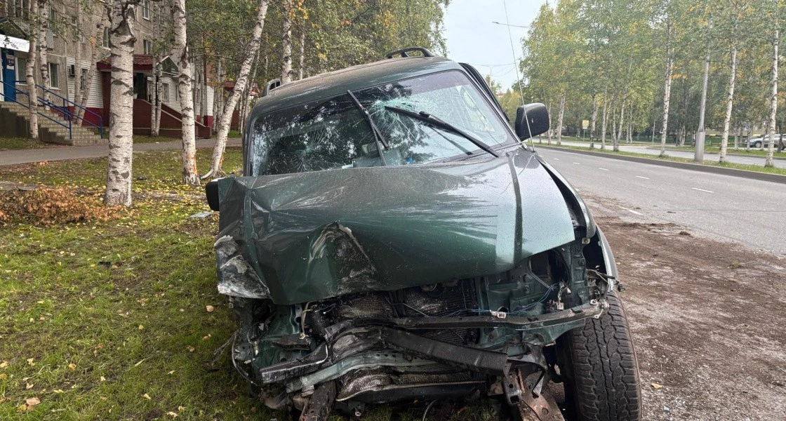 В Нижневартовске гонщица на Лэнд Крузере врезалась в дерево