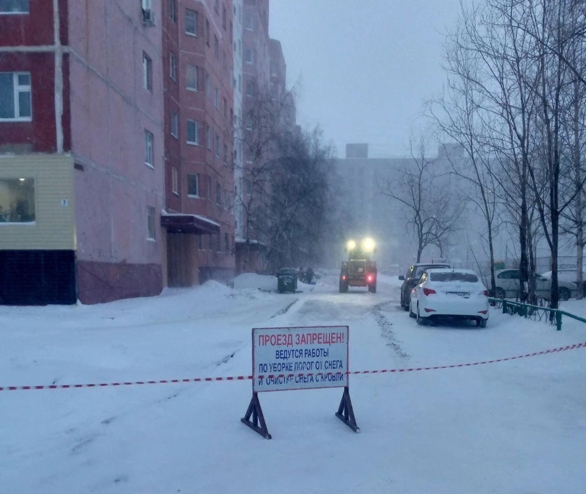 Коммунальщики Нижневартовска вышли на борьбу с последствиями сильного снегопада