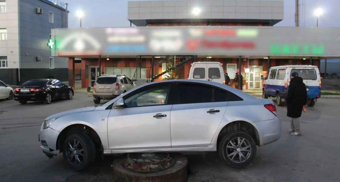 В ХМАО пьяный мигрант угнал из автосервиса две машины, чтобы съездить в магазин