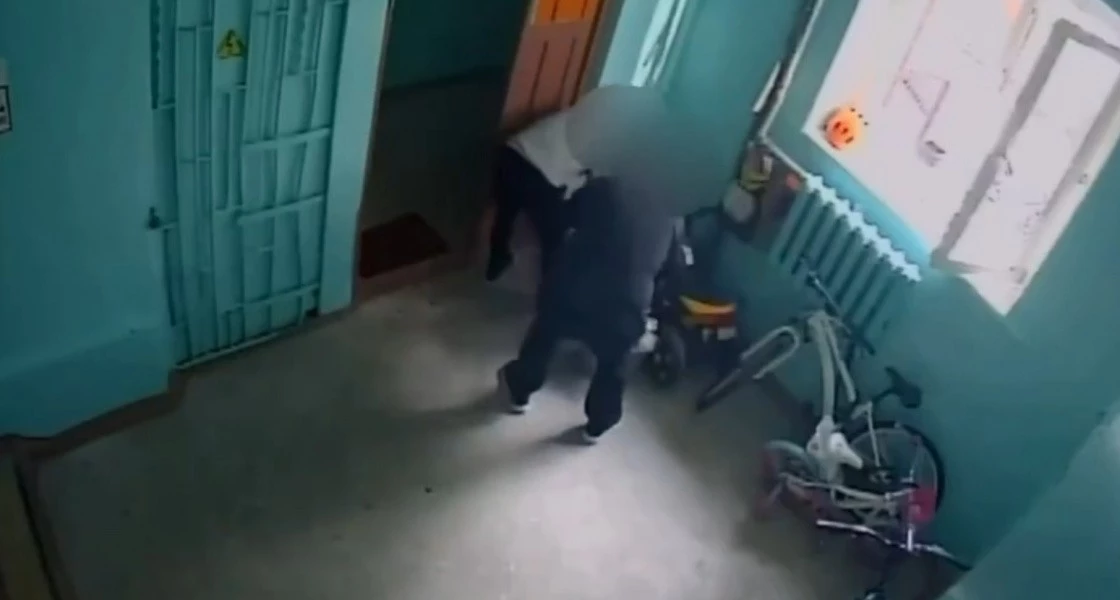 В Нижневартовске пьяница обокрал соседку, которая выгружала вещи из машины