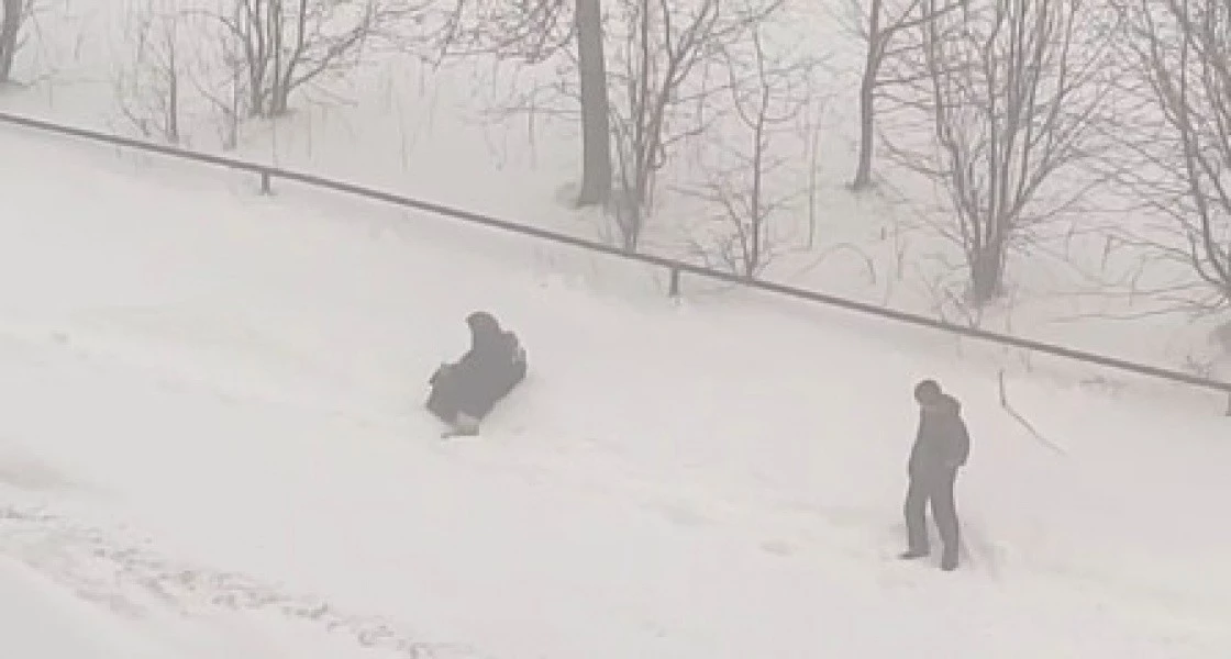 В Нижневартовске в снегах увязают автомобили и пешеходы. ВИДЕО. ФОТО