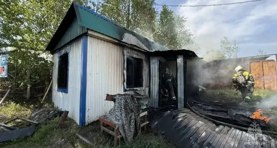 Житель Нижневартовска спалил сарай, спасаясь от комаров