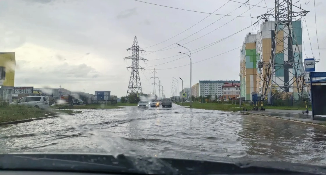 В Нижневартовске ушла под воду улица, которую власти неоднократно спасали от подтоплений
