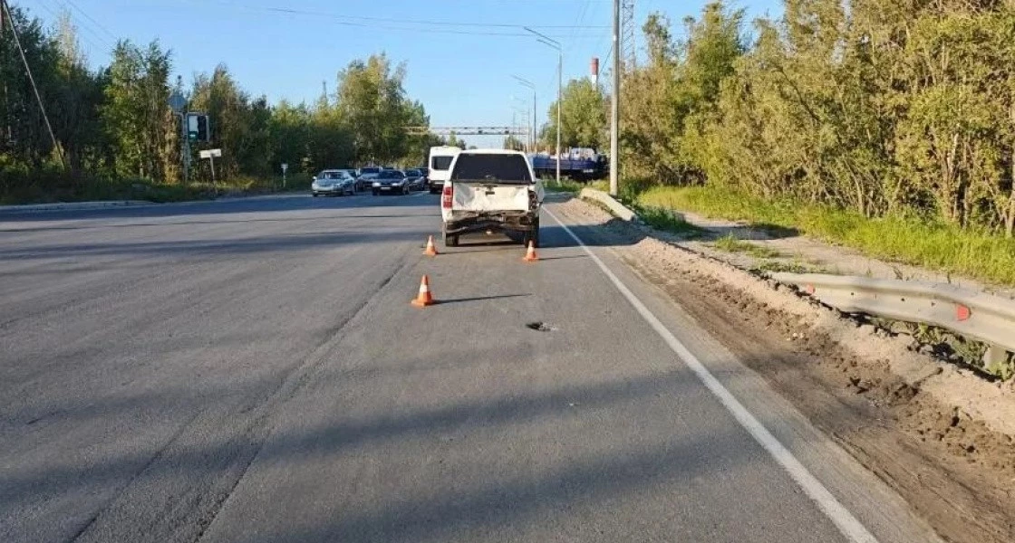 В Нижневартовске гонщик врезался в стоящую на светофоре машину