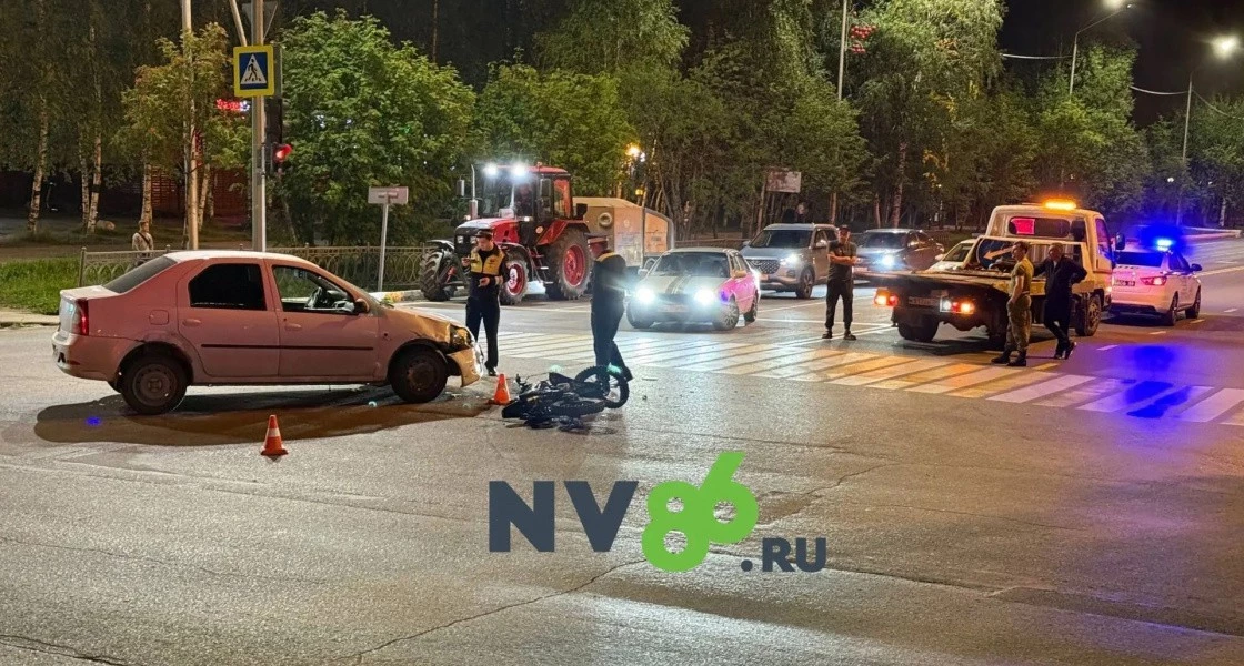 В Нижневартовске в аварию попал питбайкер без прав и его несовершеннолетняя спутница