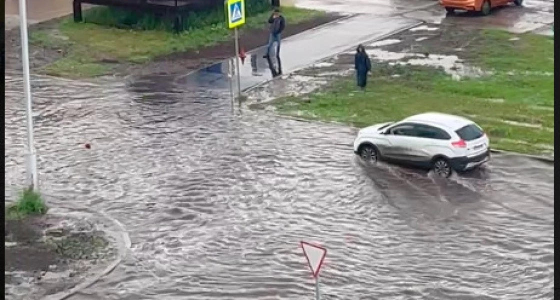 В Нижневартовске после дождя ушла под воду отремонтированная дорога с новой ливневкой
