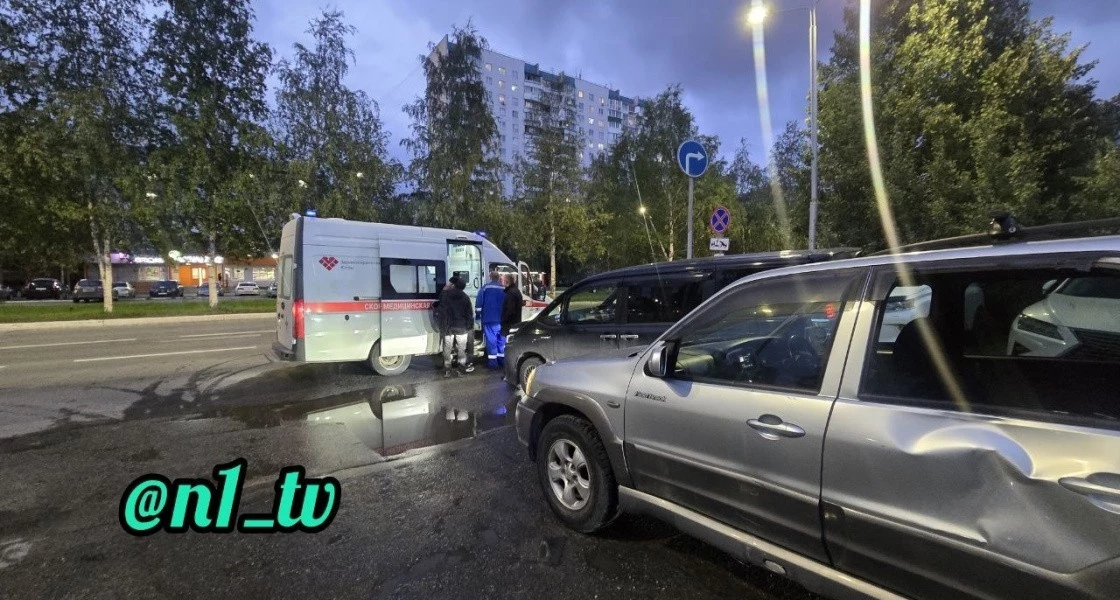 В Нижневартовске электросамокатчик разбил головой машину