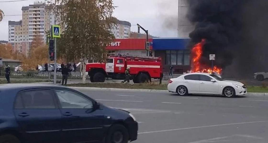 В Нижневартовске дотла сгорела Тойота в центре города