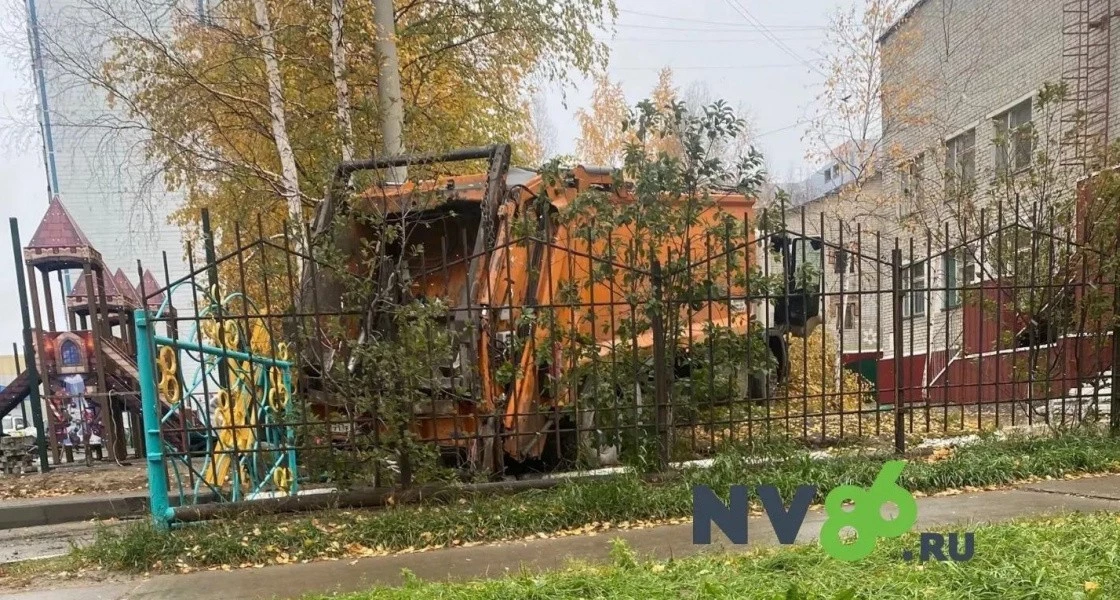 В Нижневартовске мусоровоз вылетел с дороги на территорию детского сада