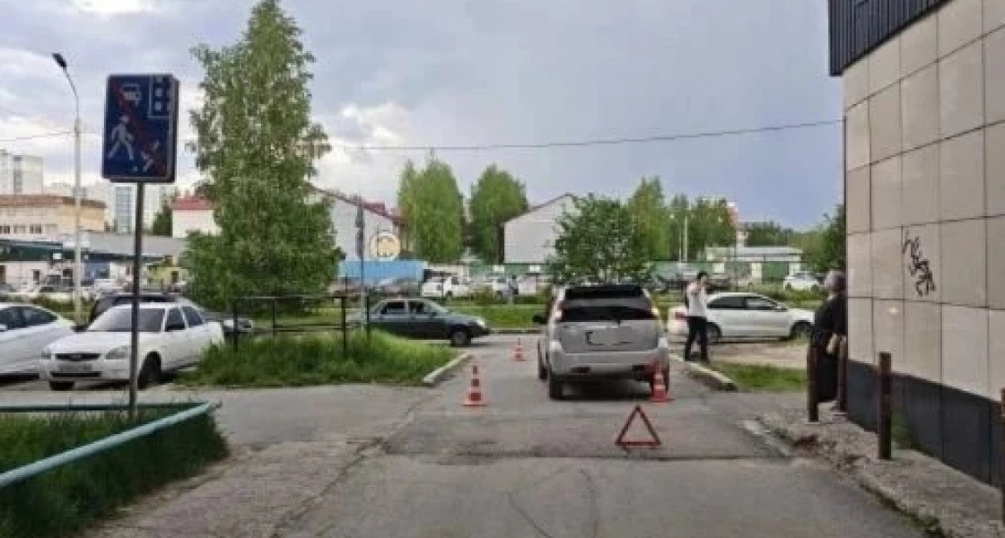 В Нижневартовске водитель сбил ребенка на тротуаре