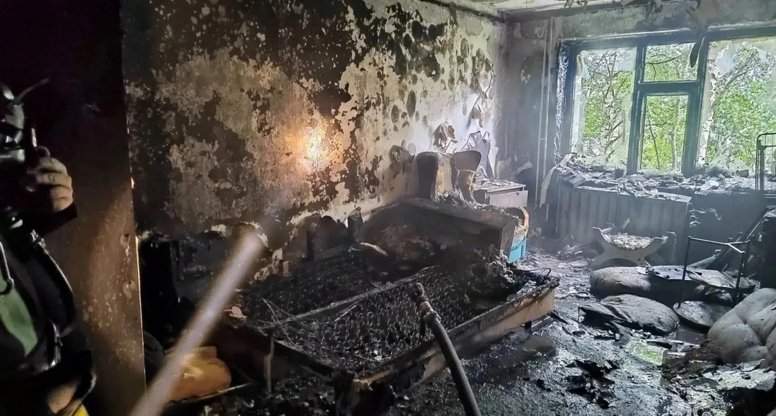 В Нижневартовске пожарные спасли шестерых детей из горящей квартиры